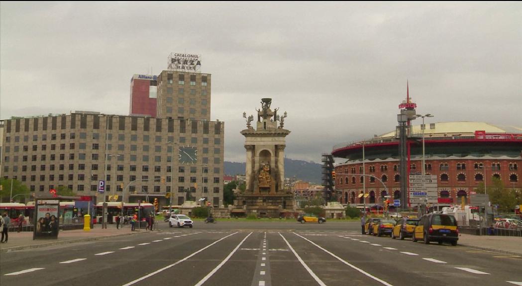 Espanya imposa la mascareta als exteriors i accelera la tercera dosi de la vacuna per frenar l'Òmicron