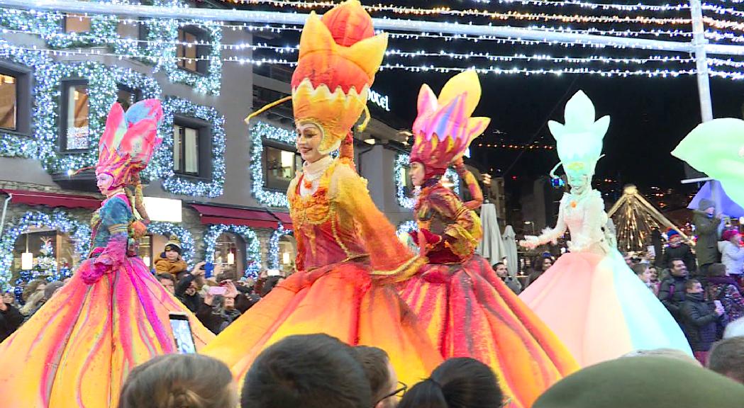 L'espectacle 'Enchanted Garden' omple de música i llum la zona comercial d'Andorra la Vella