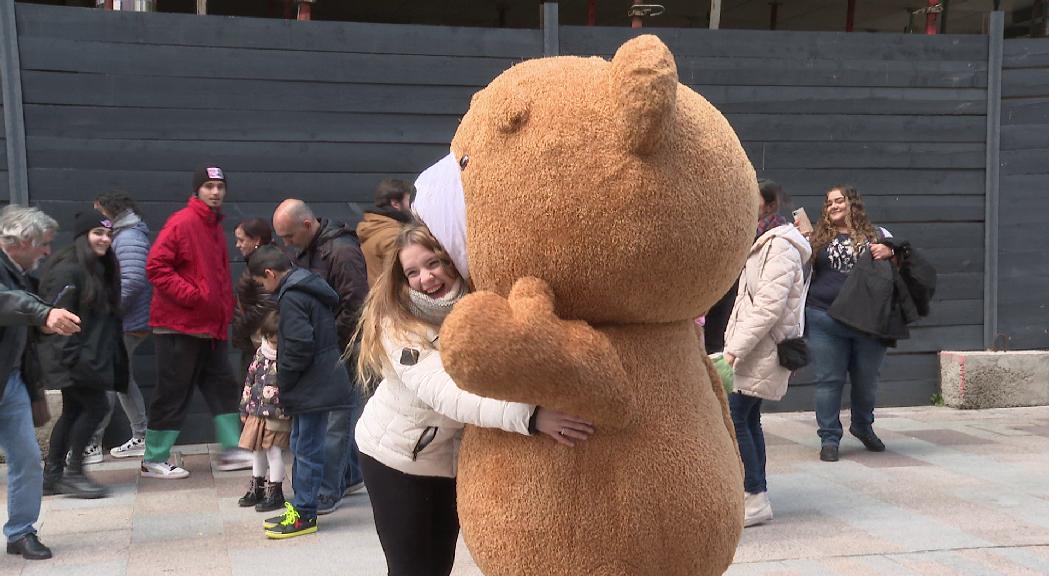 L'espectacle itinerant "La família os", última proposta de l'Andorra Shopping Festival 