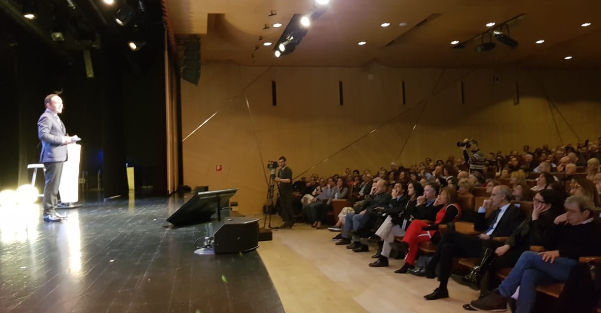 Espot omple el Centre de congressos en la presentació com a candidat de DA