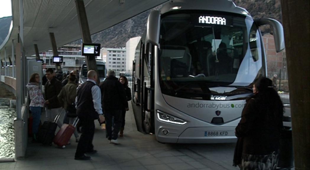 L'Estació Nacional d'Autobusos insisteix en l'ampliació de l'espai d'espera per evitar la saturació