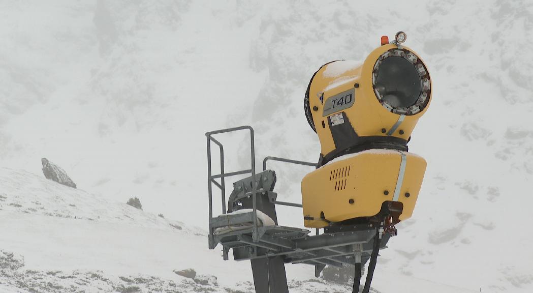 Les estacions d'esquí es preparen per a l'obertura tot i la manca de neu