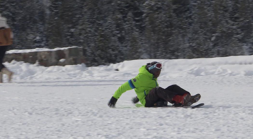 Estrenant l'any a la neu