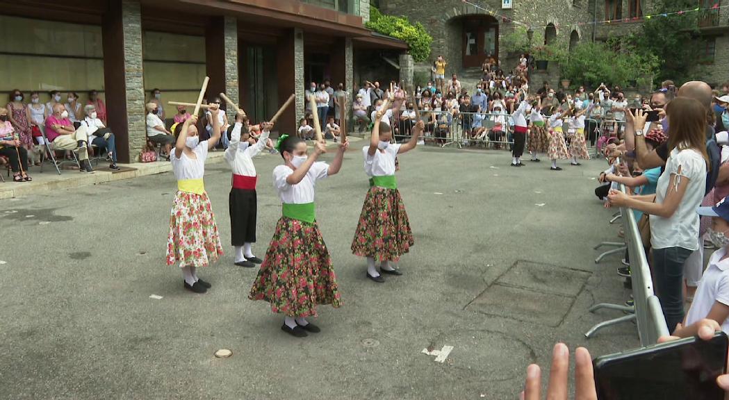 Èxit de públic a les actuacions de l'Esbart de les Valls del Nord i la plega de roses a la jornada principal del Roser d'Ordino