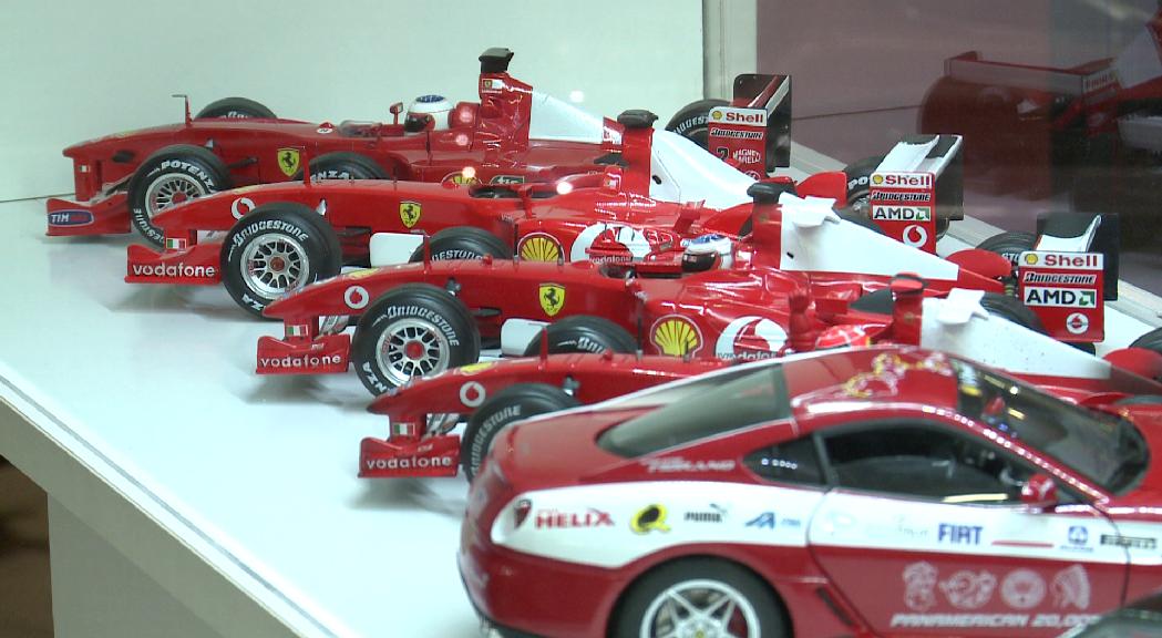 L'exposició solidària ''Llegendes en miniatura'' omple el Museu de l'Automòbil de rèpliques de Ferrari