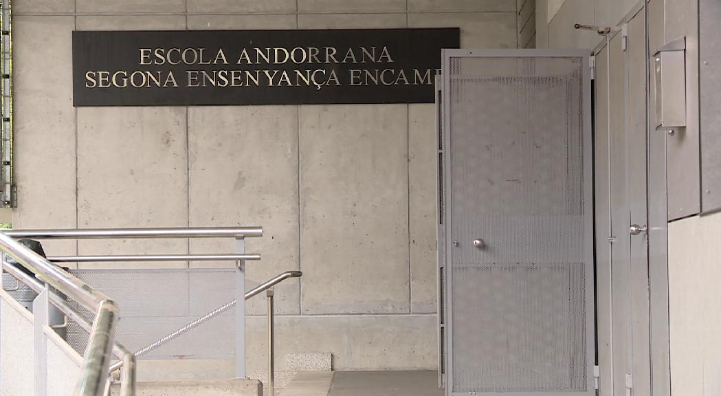 L'alumne que va iniciar una baralla deixa definitivament l'escola