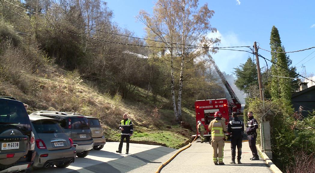 Extingit l'incendi del xalet d'Auvinyà