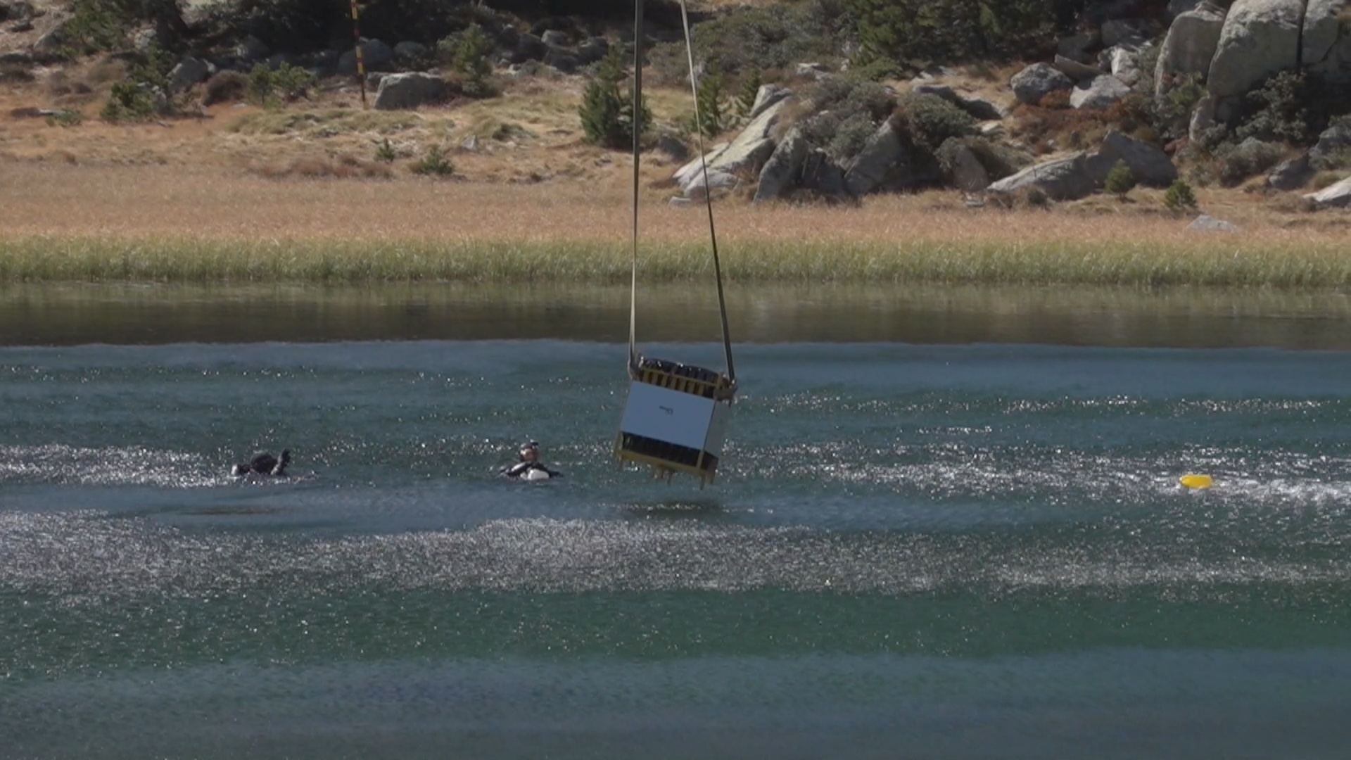 Extreuen les ampolles de cava submergides al llac de Pessons