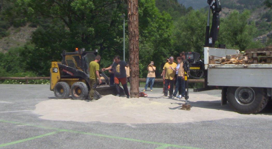 Els fallaires d'Ordino ja han plantat el mai al davant del centre