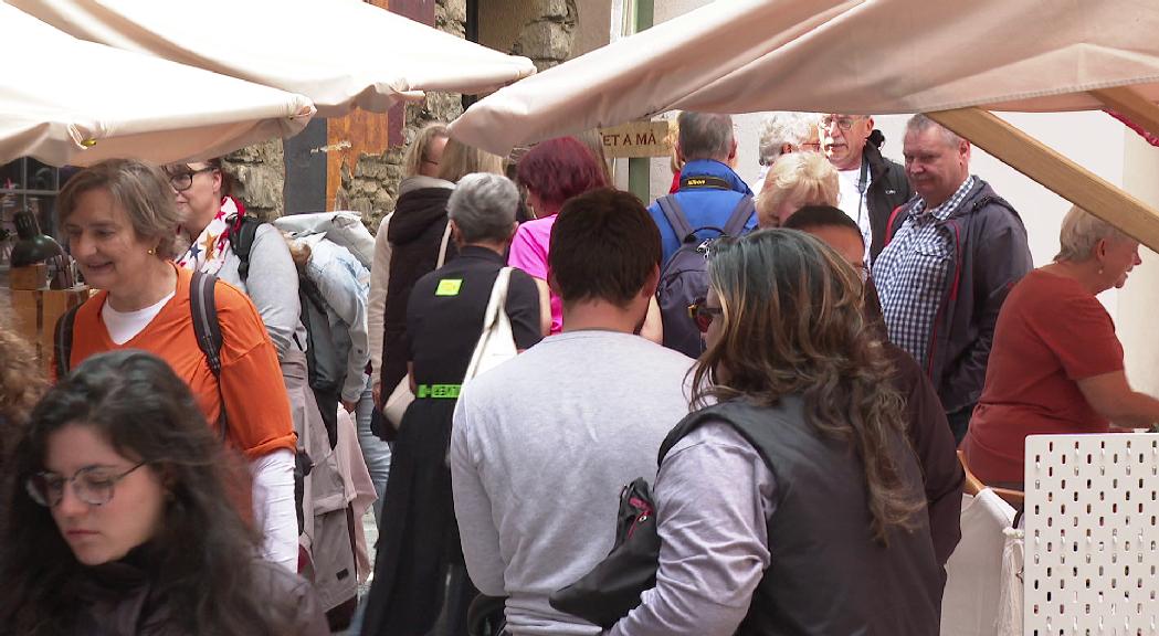 Les famílies omplen el nucli antic en la penúltima jornada del Mercat de la Vall