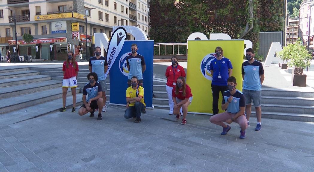 La Federació de Futbol presenta les noves samarretes de la selecció amb un homenatge als sanitaris 