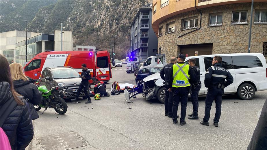 Una topada entre una moto, un cotxe i una furgoneta s'ha sald