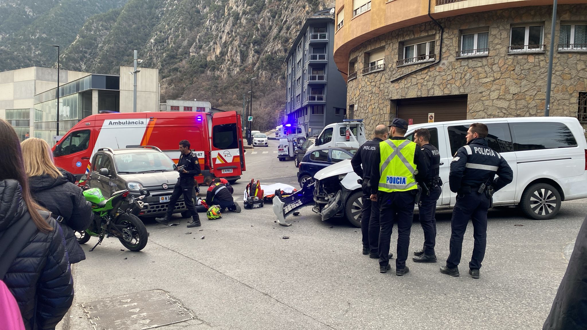 Ferit un motorista després d'una topada amb una furgoneta i un cotxe