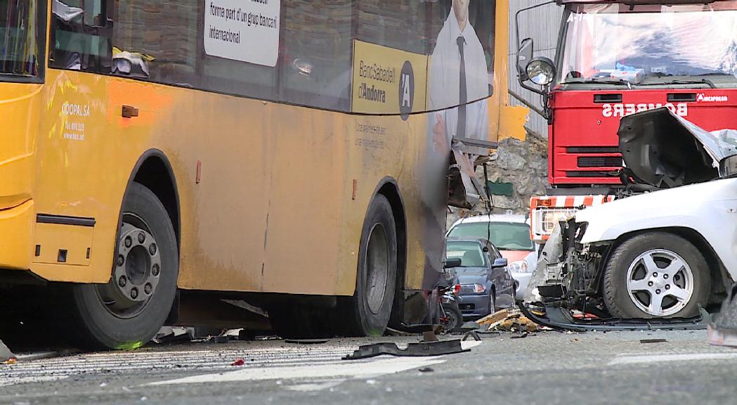 Els ferits en l'accident entre un tot terreny i un autobús a la rotonda d'Anyós es mantenen estables