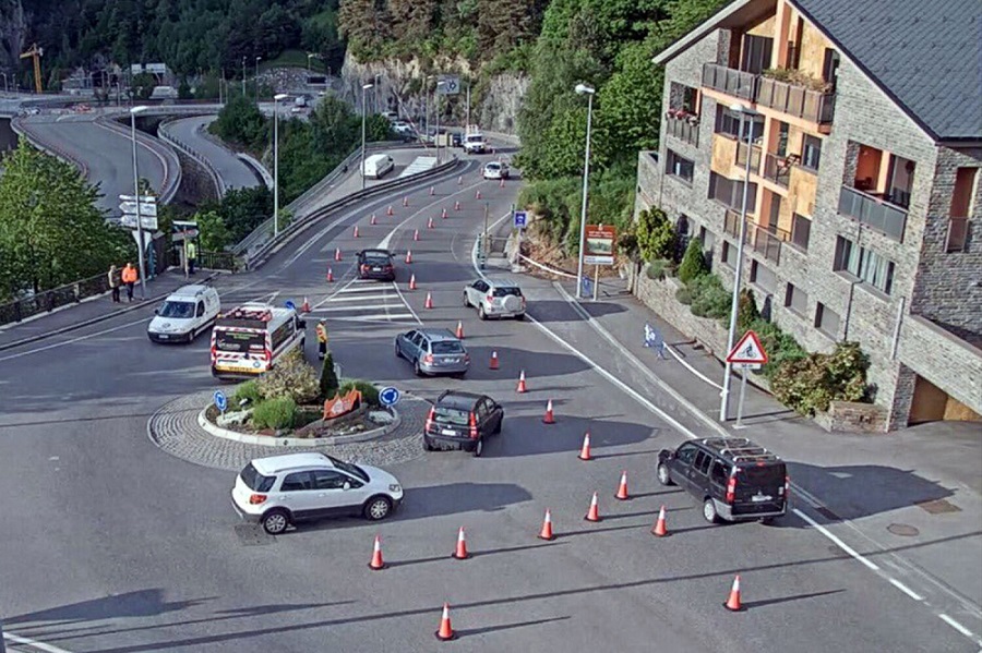 Ferits lleus dos joves en bolcar el vehicle de matinada a la Massana