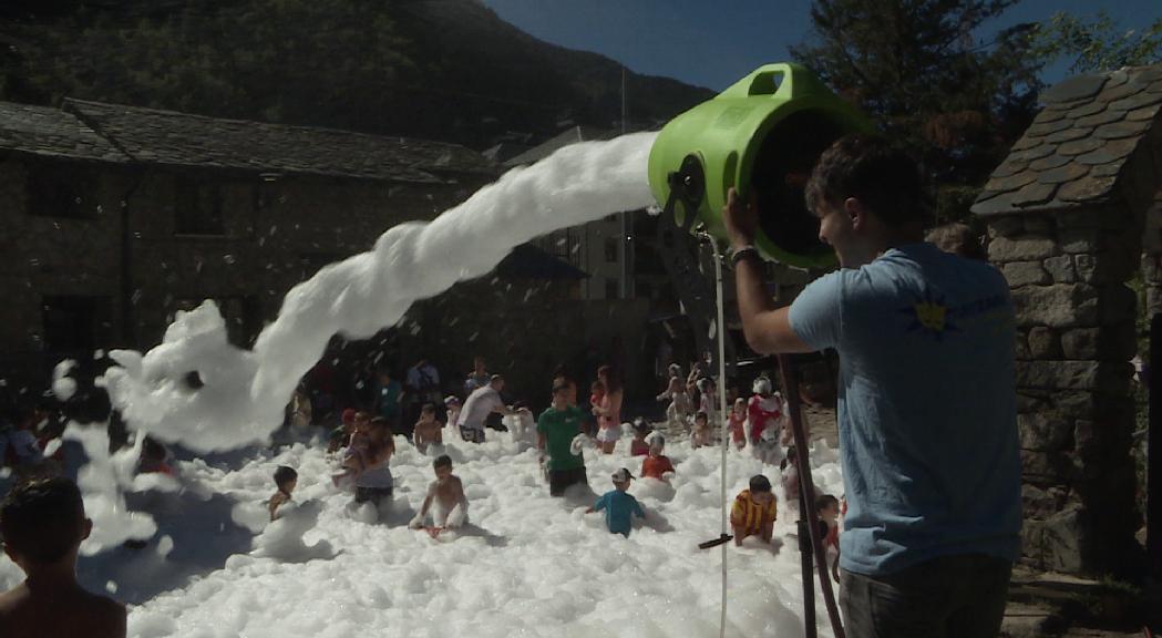 Festa de l'escuma per als més petits en el darrer dia de festa major de Santa Coloma 