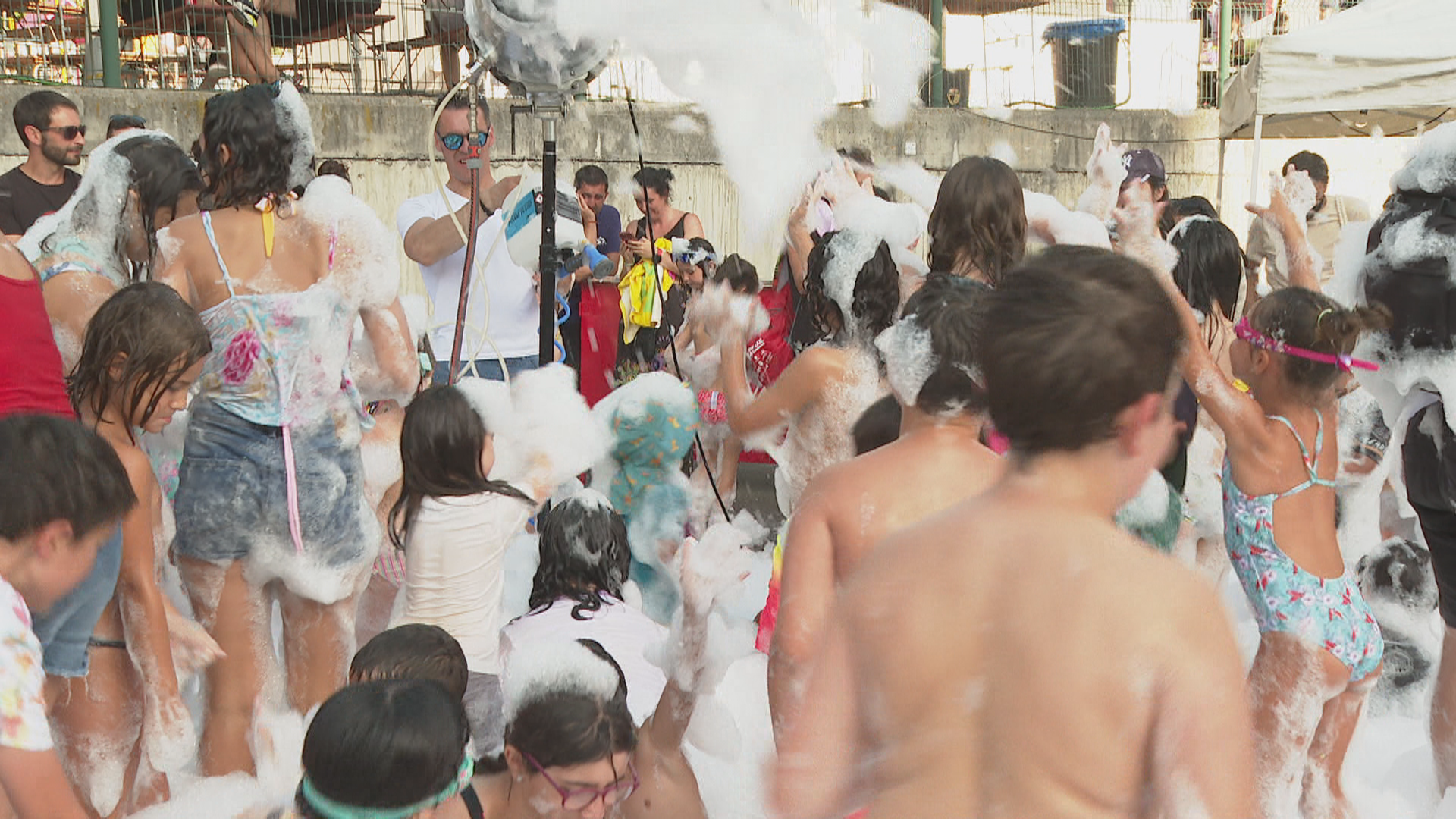 La festa de l'escuma refresca el segon dia de la festa major a Escaldes-Engordany