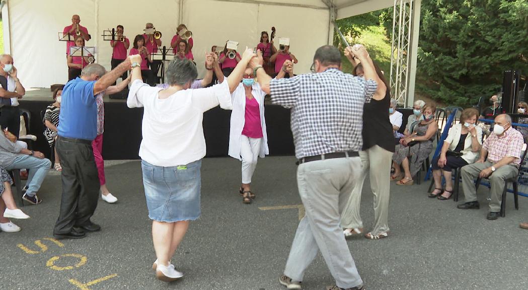 Les festes de Santa Coloma recuperen les sardanes i aposten per la música en viu 