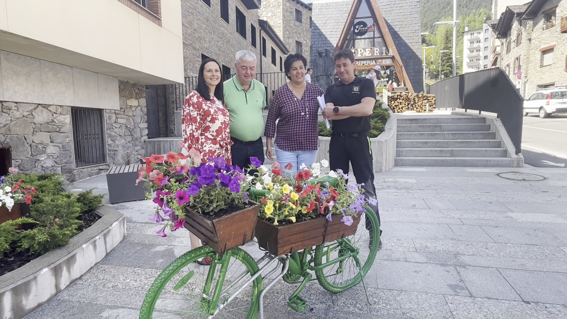 Flors i bicicletes per embellir la Massana