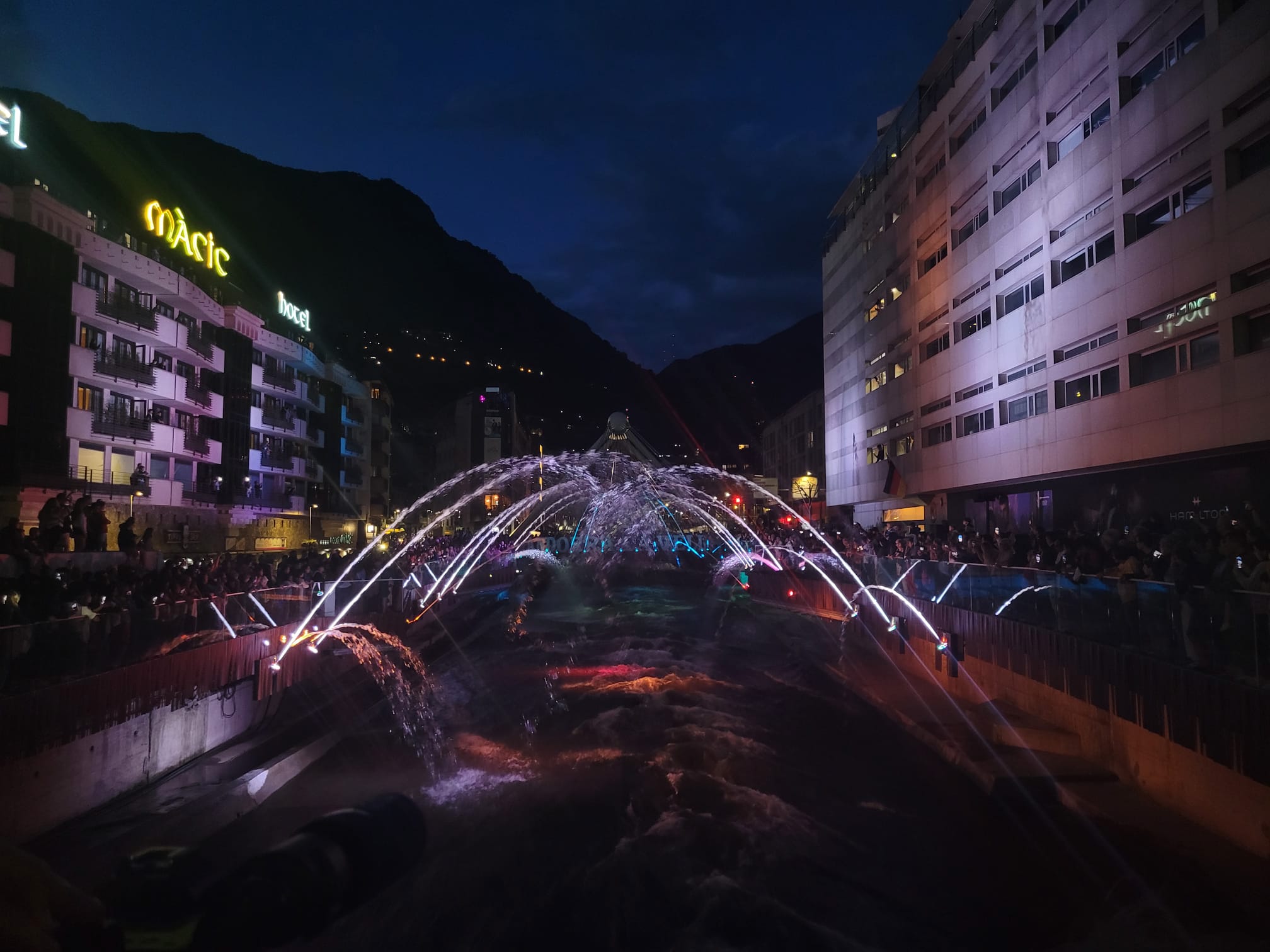 Les fonts de la Rotonda s'il·luminen amb centenars de persones a la inauguració