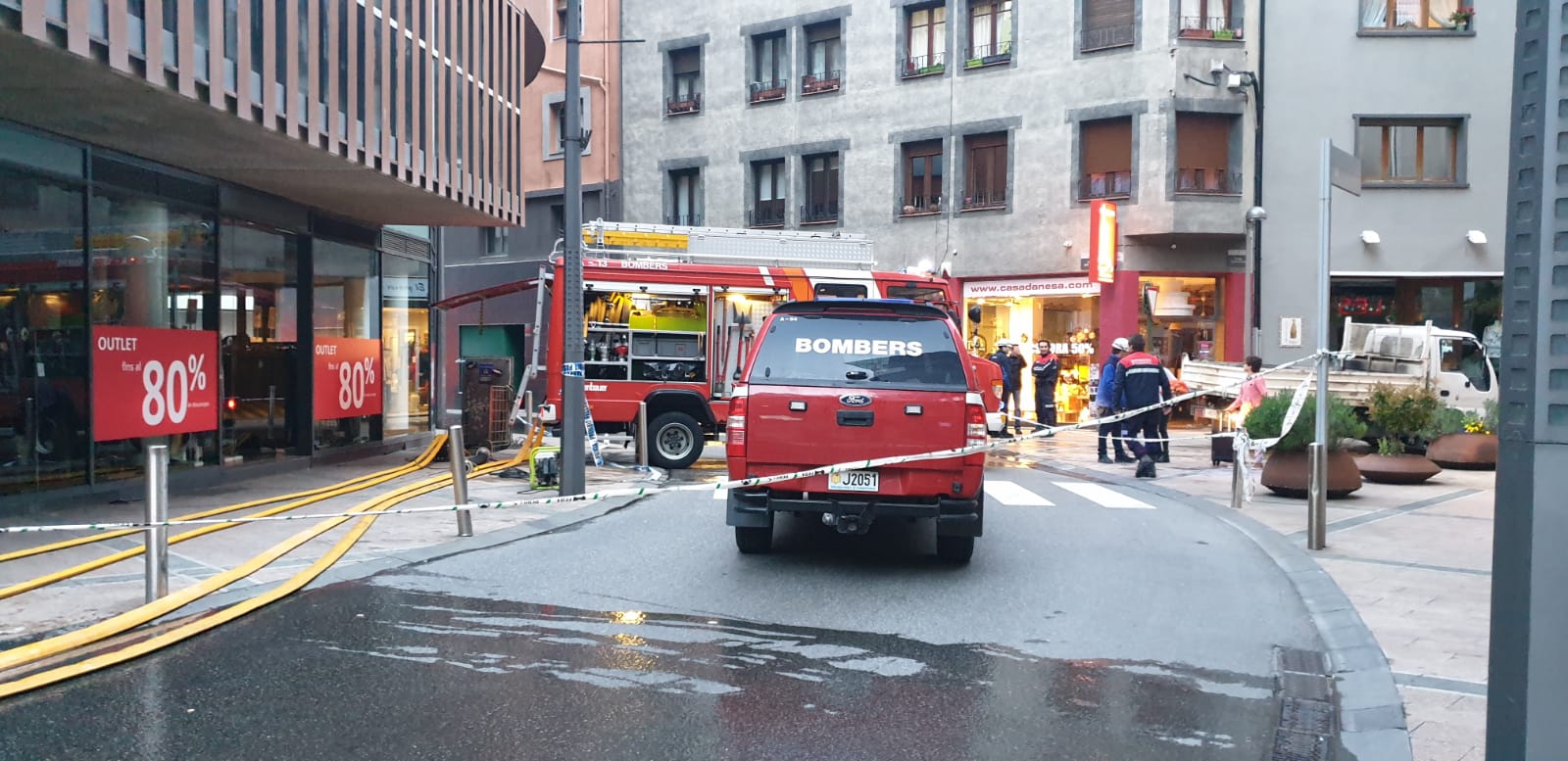 Una fuita d'aigua deixa sense llum i aigua als veïns del carrer les Canals 