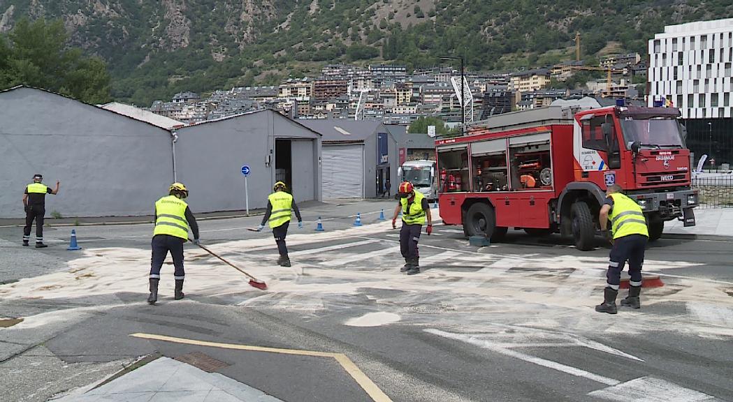 Una fuita de gasoil en un camió provoca un vessament a l'inici de la carretera de la Comella