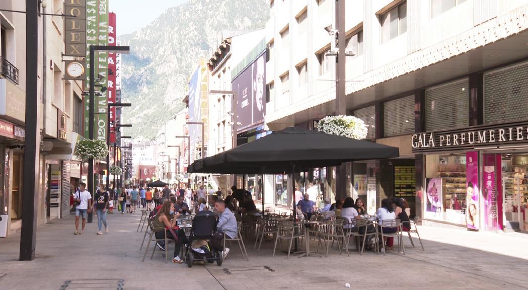 Fumar al carrer i les terrasses durant la pandèmia de la Covid-19 divideix l'opinió de la ciutadania