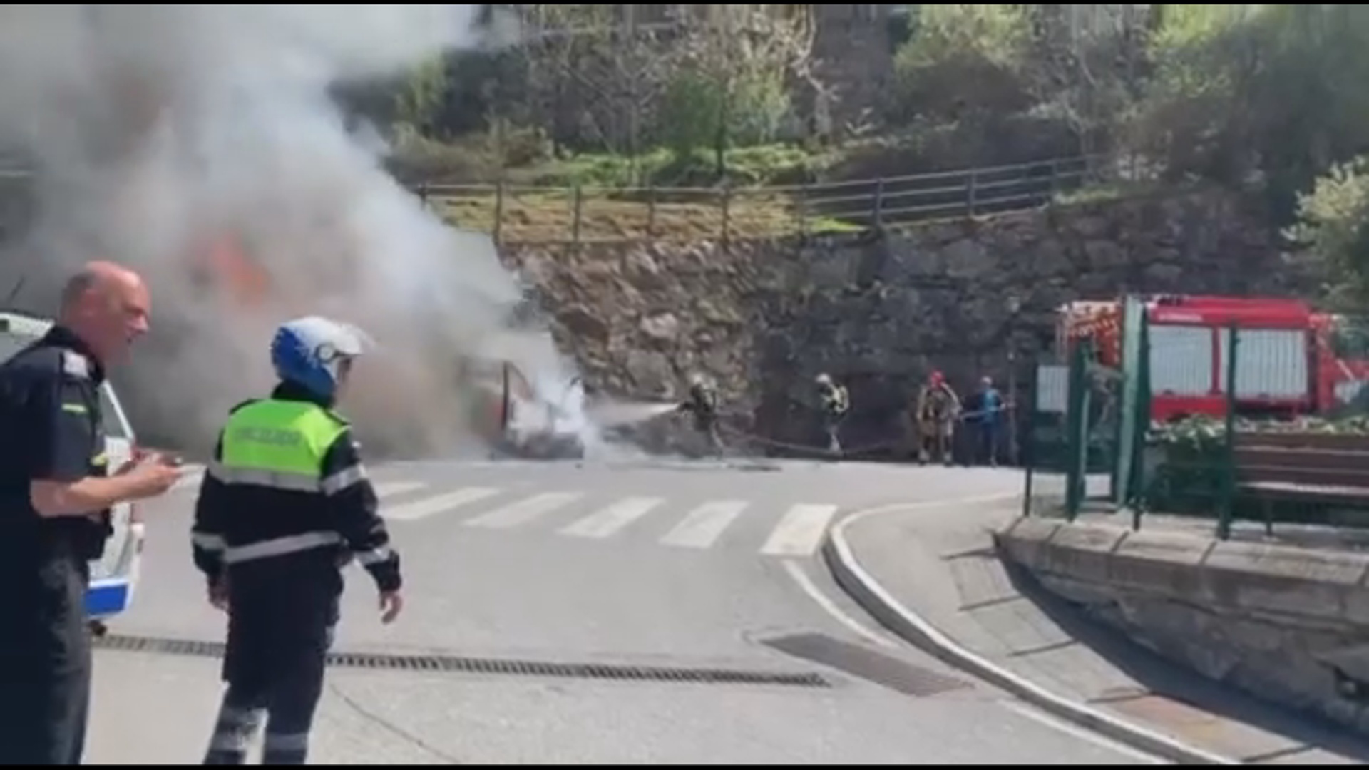 Una furgoneta s'incendia a Aixirivall 