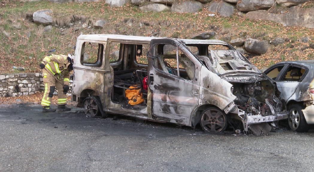 Una furgoneta queda totalment calcinada en un incendi en un aparcament proper al Funicamp