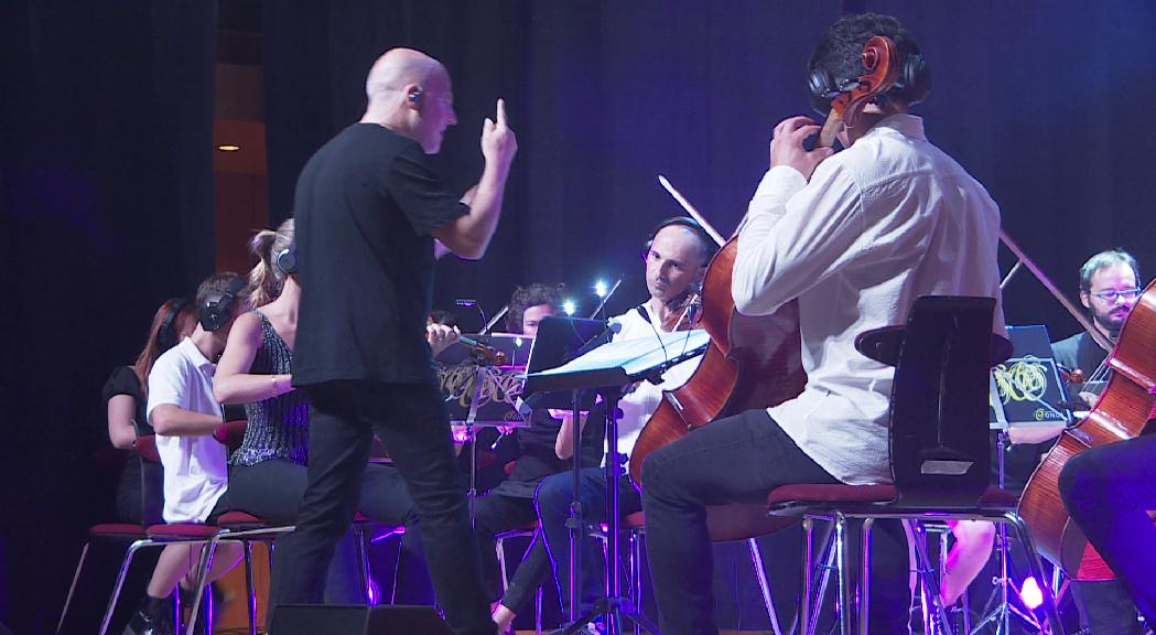 La fusió entre la música clàssica i els discjòqueis fa aixecar el públic de l'Auditori Nacional