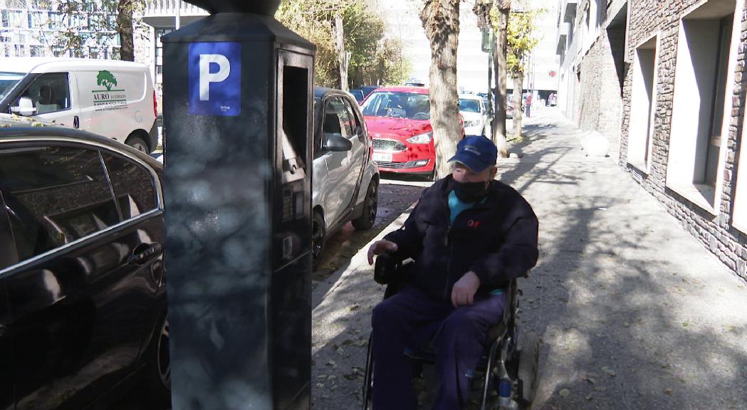 La gent gran i les persones amb discapacitat demanen que els nous parquímetres siguin accessibles