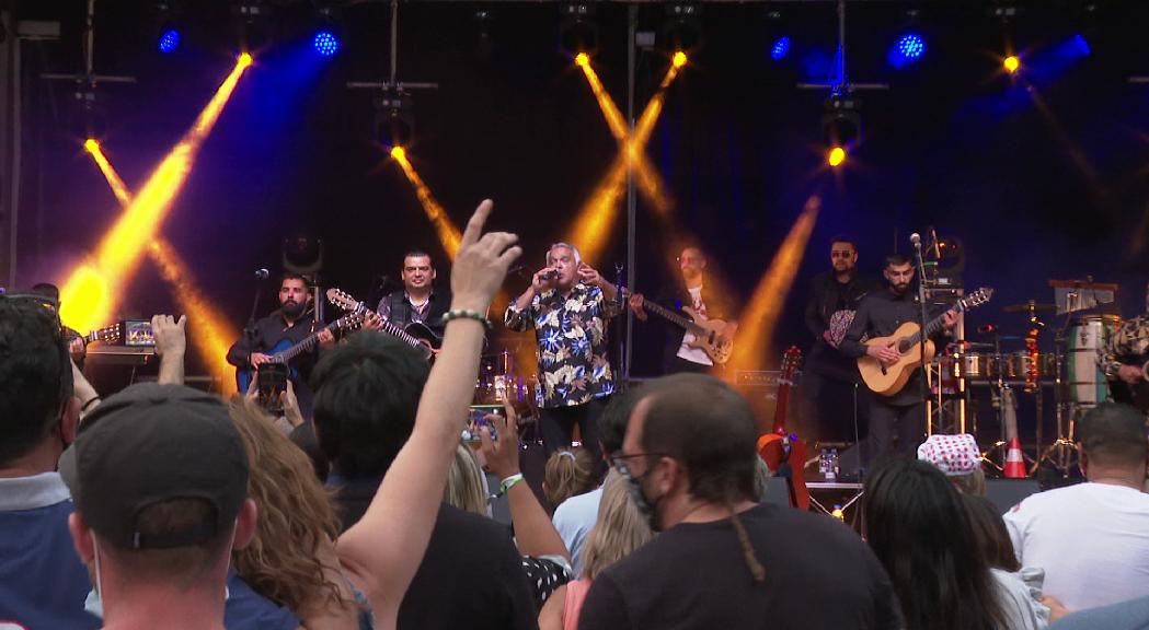 Gipsy Kings omple l'aparcament del Centre de vacunació i amenitza la cloenda del Tour 