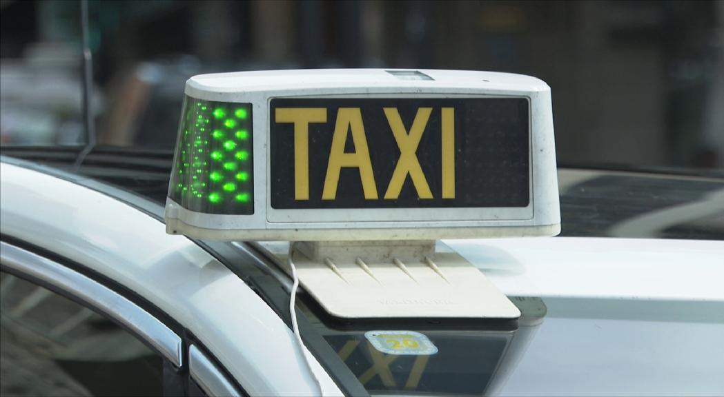 El Govern proposa al sector del taxi unificar les entitats en una centraleta única 