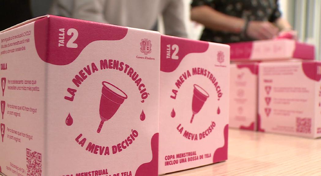 El Govern reparteix calces i copes menstruals