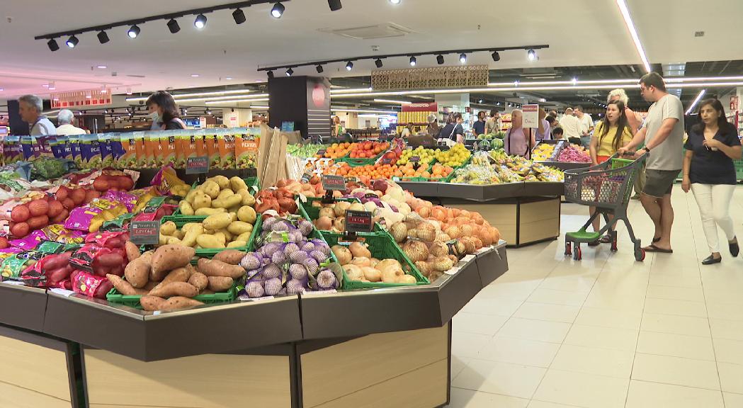 El Govern vol promoure mesures per reduir el malbaratament alimentari als centres comercials