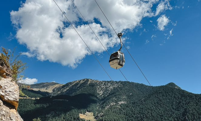 Gran afluència a Arinsal amb l’obertura del telecabina i el tancament al trànsit de la carretera de Comallemple