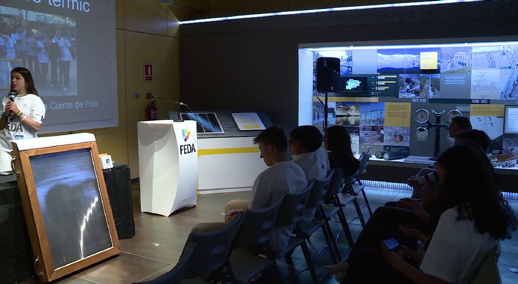 Un grup de 14 alumnes del Lycée Comte de Foix de Première presenta un panell solar aerotèrmic