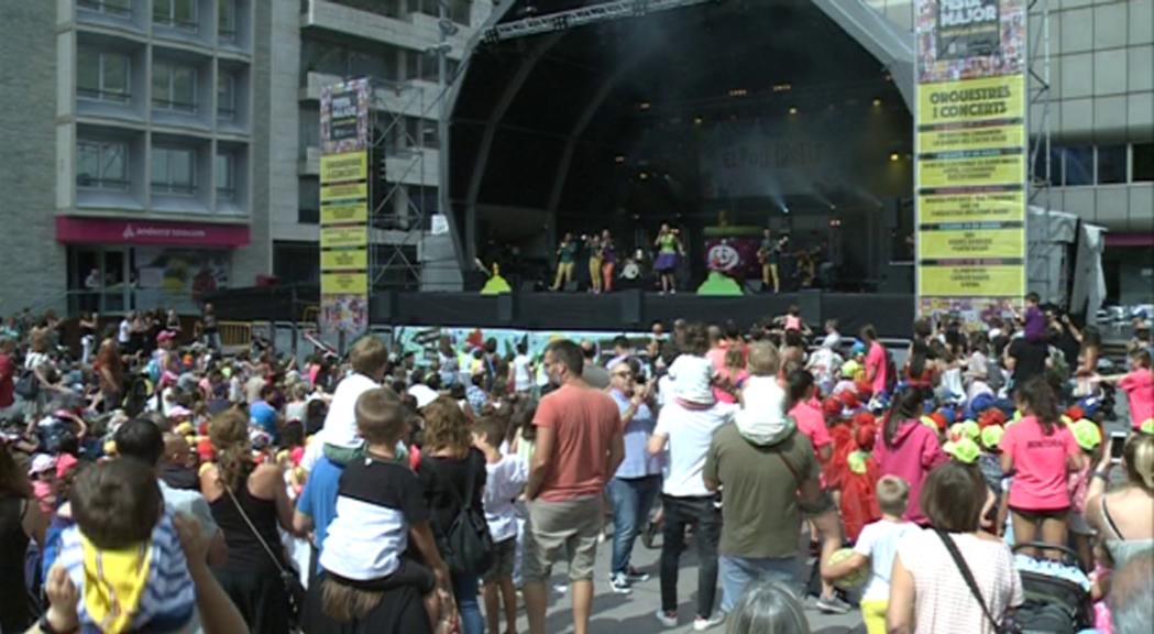 El grup infantil El Pot Petit omple la plaça de la Germandat