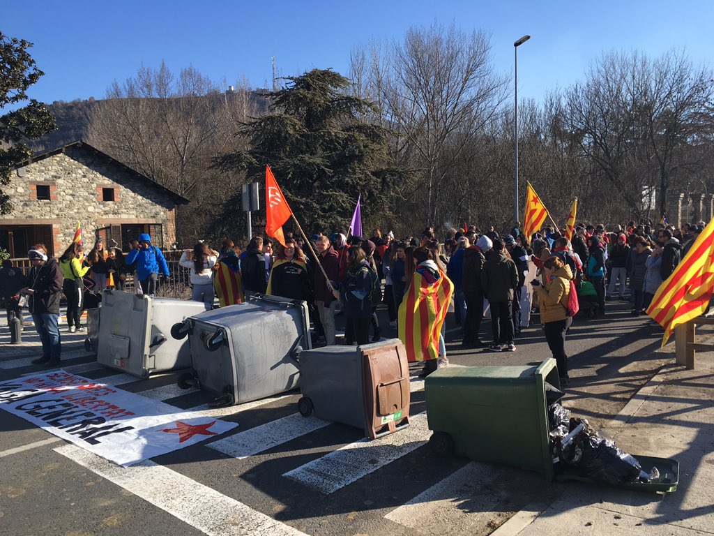 Un grup de manifestants talla l’N-260 a la Seu