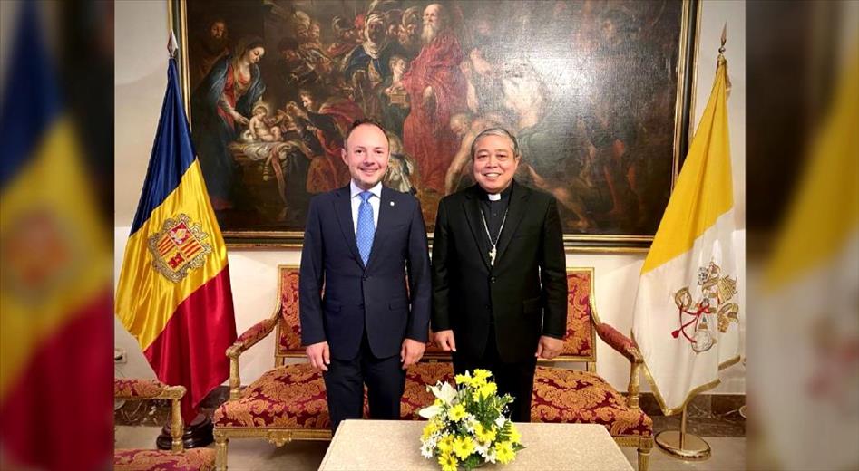 El cap de Govern i l'ambaixador a Espanya, Vicenç Mateu, s'han tr