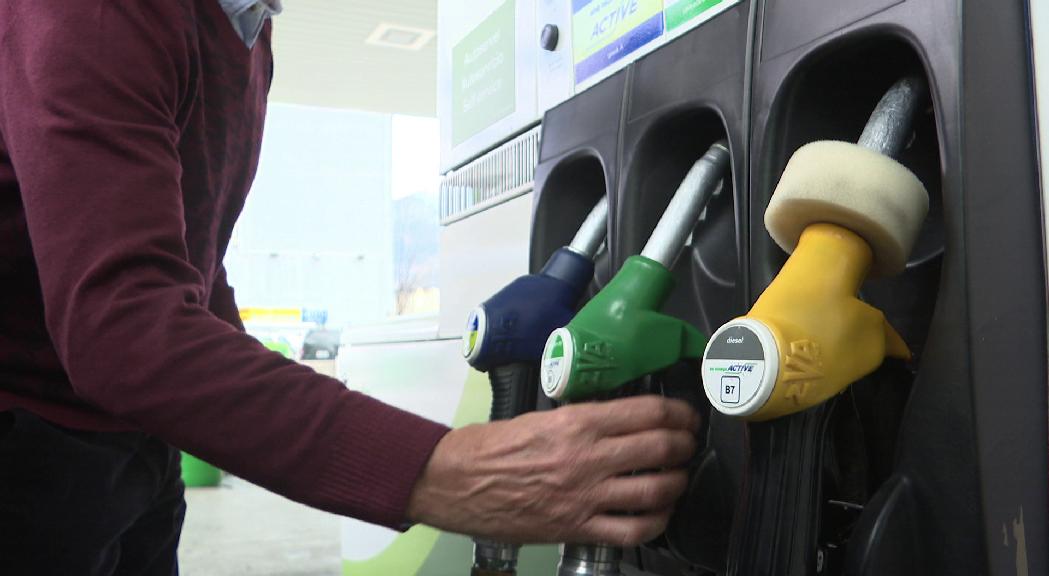 La importació de carburants baixa un 10% a l'abril