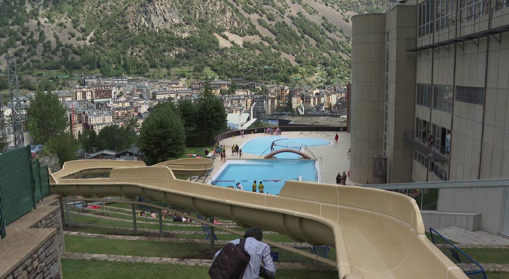 S'inaugura el tobogan de la piscina dels Serradells