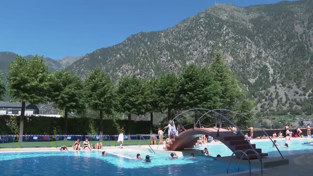 Inaugurada la piscina exterior dels Serradells