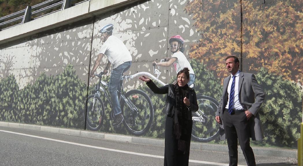 Inaugurat el mural de Sam Bosque a la CG2 per posar en valor l'evolució del país