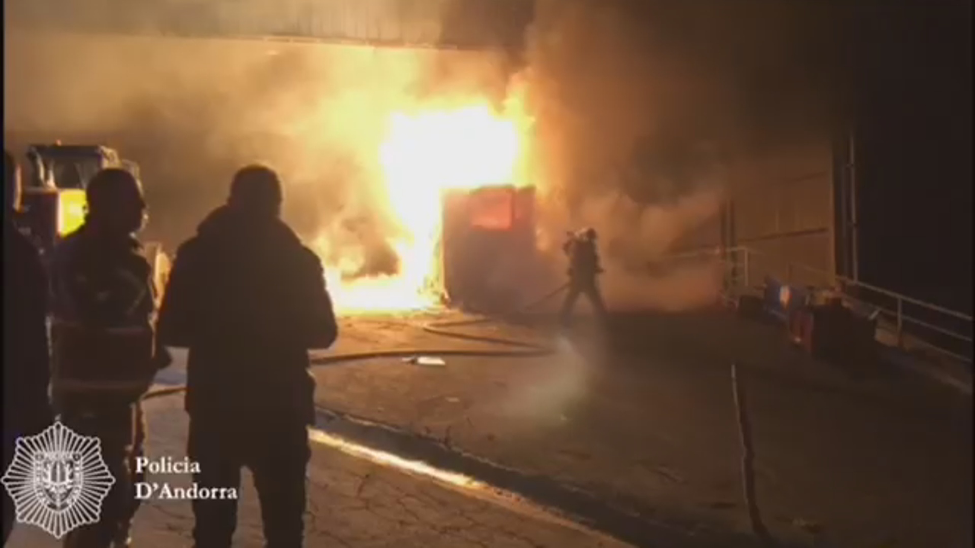 Incendi de matinada a la deixalleria de la Comella