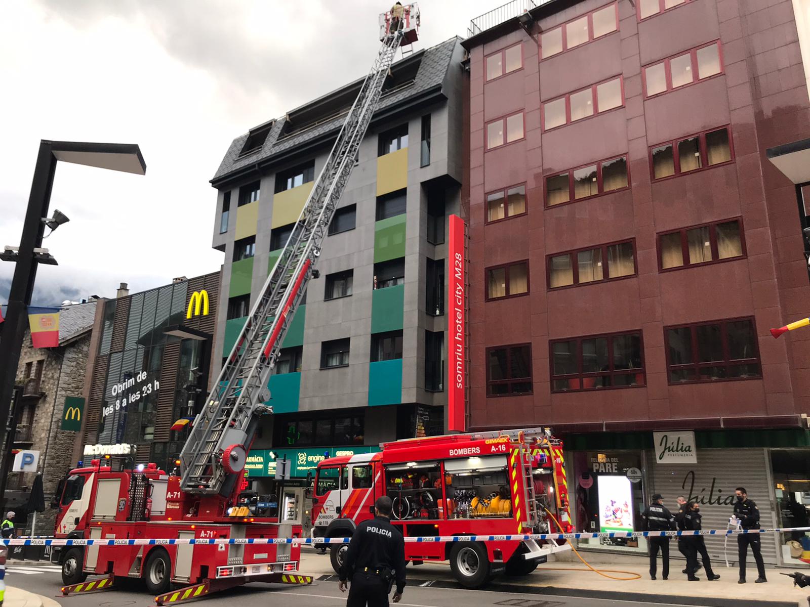 Un incendi obliga a tallar un tram de l'avinguda Meritxell