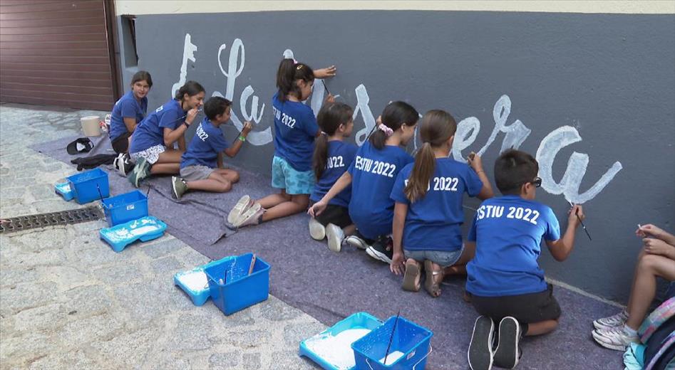 Tres mesos després, els deu murals del nucli antic de la M