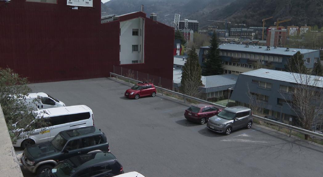 Inoperatiu l'aparcament de l'avinguda Santa Coloma per la construcció d'un edifici amb un ascensor públic per unir aquest carrer amb la zona del Lycée