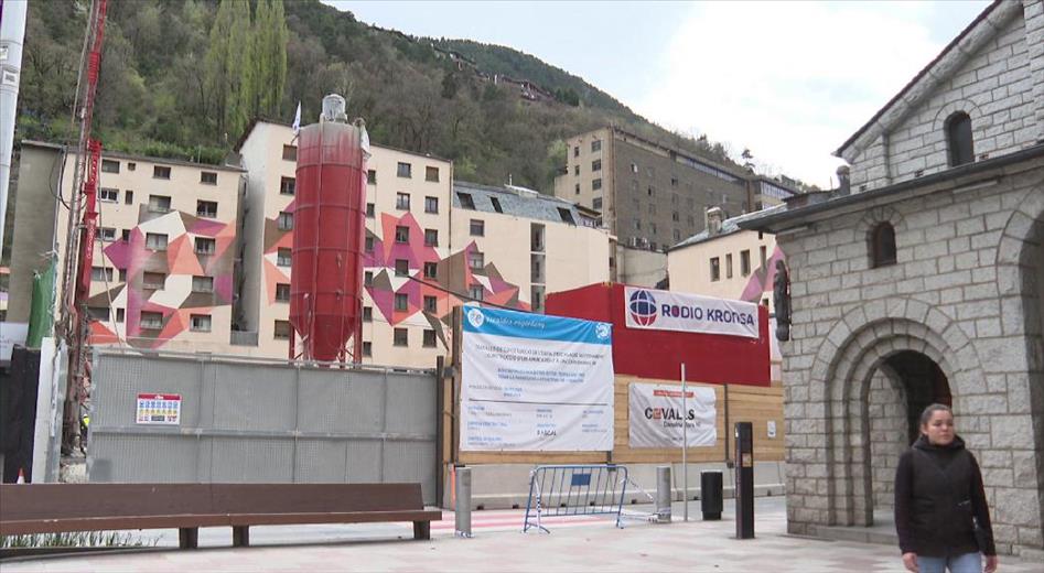 Una inundació a les obres de l'aparcament de l'església d'Escalde