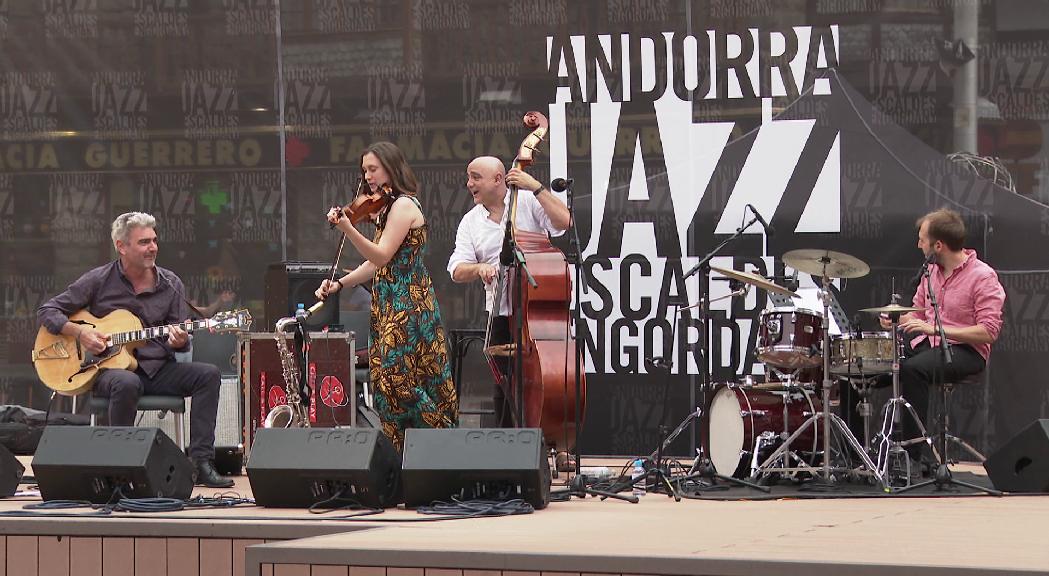 Joan Chamorro i Èlia Bastida barregen estils musicals a la plaça Coprínceps